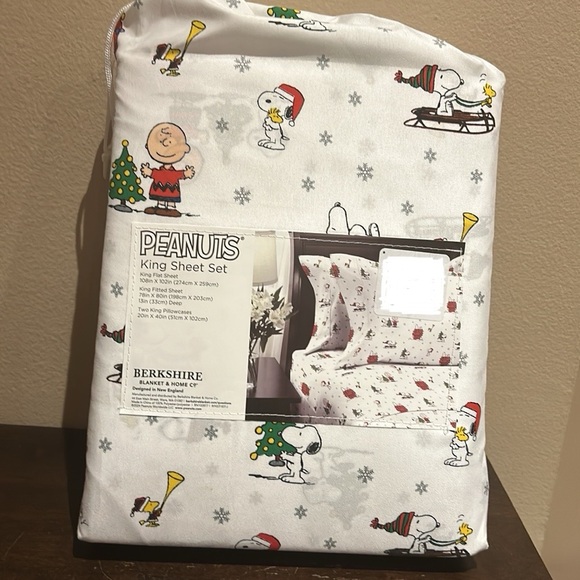 Peanuts Snoopy and Gang King 4 Pc Sheet Set Christmas Trees Snowflakes NEW - Picture 2 of 3